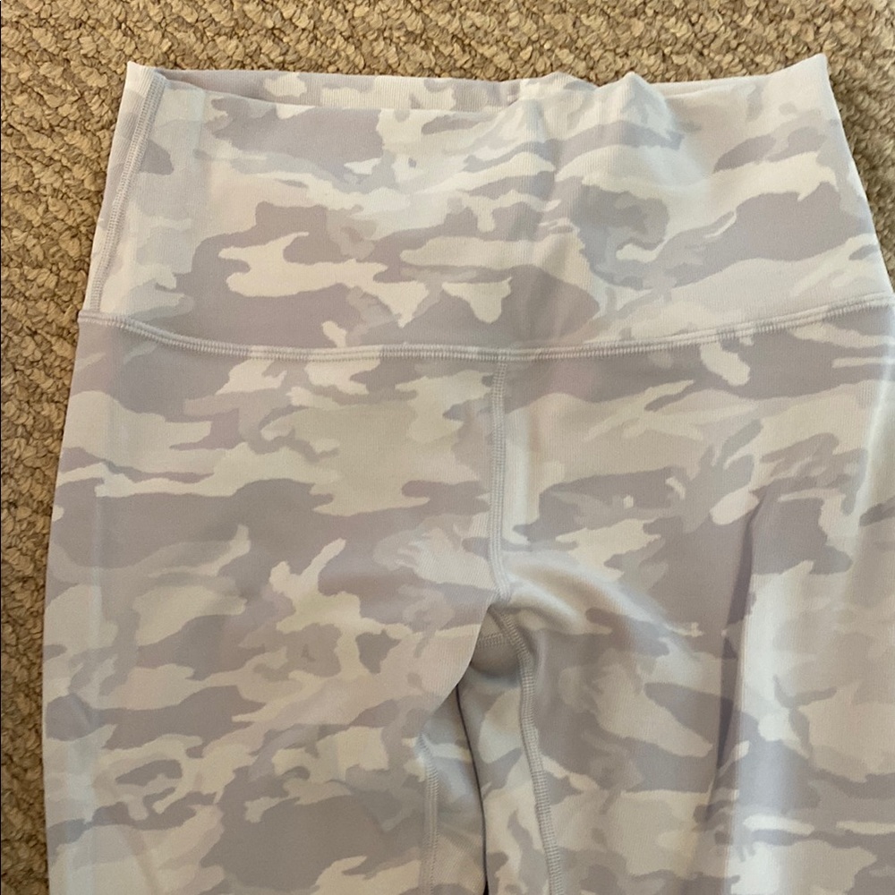 BNWOT lululemon athletica Camouflage Leggings - Gray and White